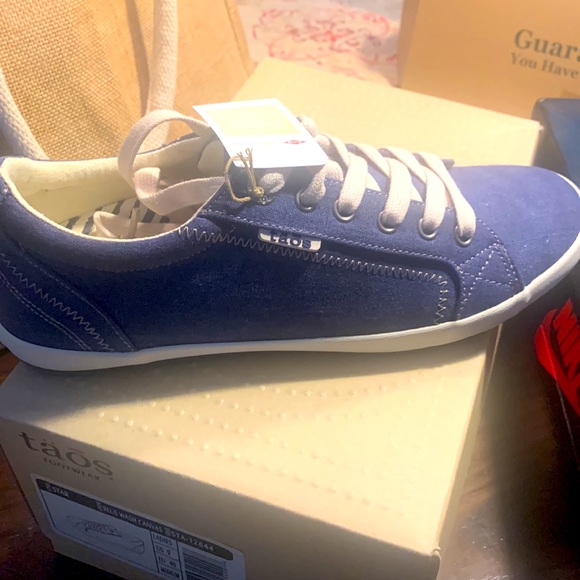 Taos sneakers style moc star size 9